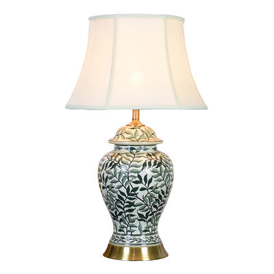 Lámpara de mesa de 1 luz con pantalla de lino, base de cobre y cerámica con patrón contemporáneo retro de hojas de loto para dormitorio 