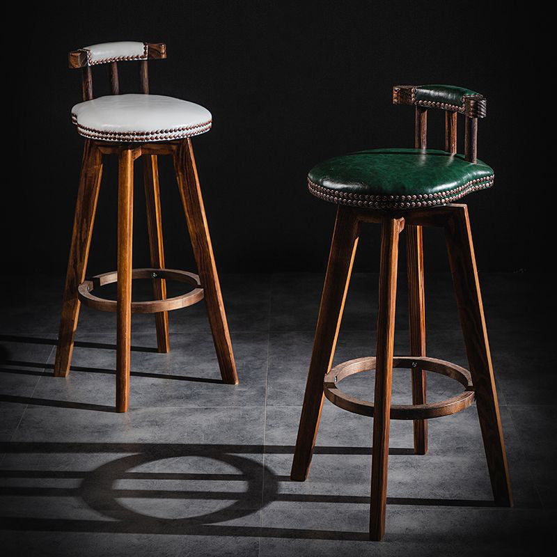 Tabouret de bar pivotant contemporain rétro rond en similicuir avec pieds en bois, dossier bas et repose-pieds pour salle à manger 