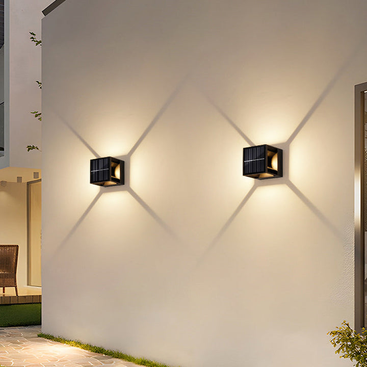 Applique murale extérieure étanche à LED solaire carrée en ABS à la simplicité contemporaine pour jardin 