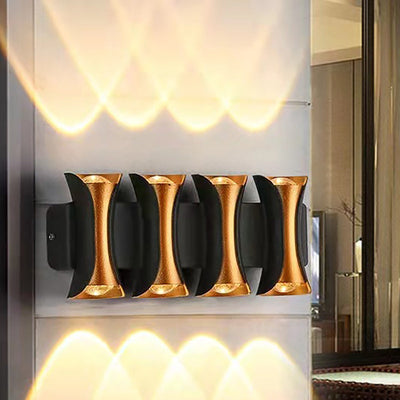 مصباح حائط LED زجاجي من الألومنيوم مستطيل مقاوم للماء بتصميم عصري بسيط للفناء الخارجي 