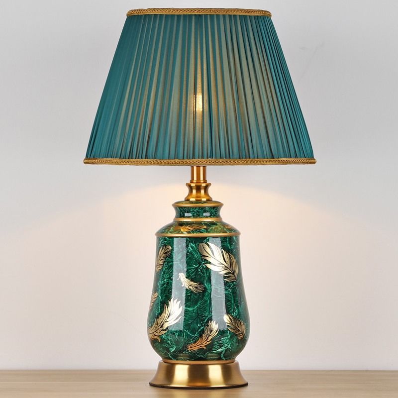 Traditionelle europäische Zylinder Keramik Stoff Eisen 1-Licht Tischlampe für Schlafzimmer 