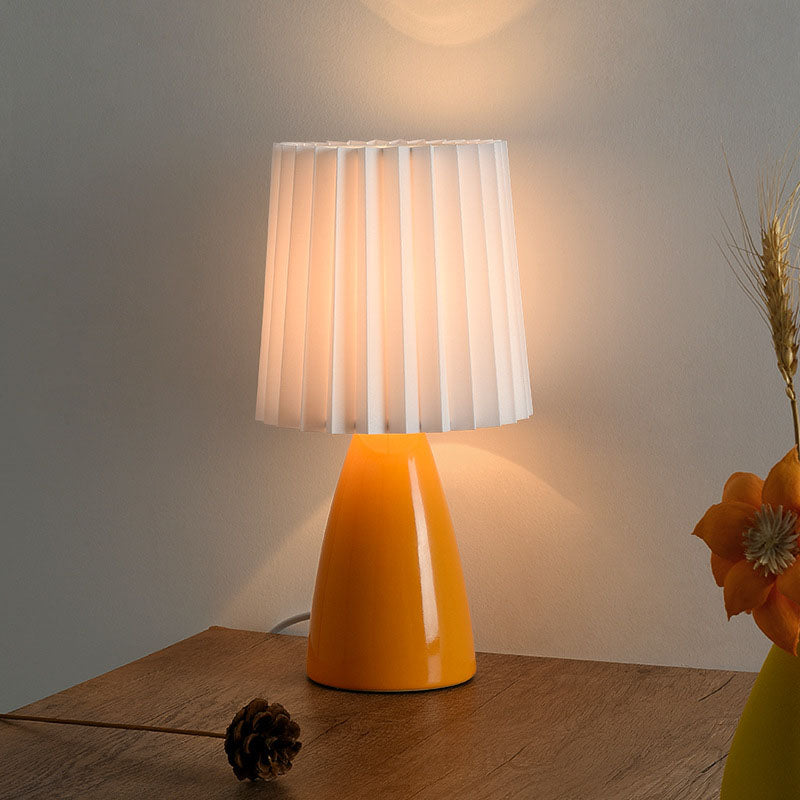 Zeitgenössische skandinavische Tischlampe mit plissiertem Stoffschirm und Glasfuß, 1-Licht, für das Schlafzimmer 