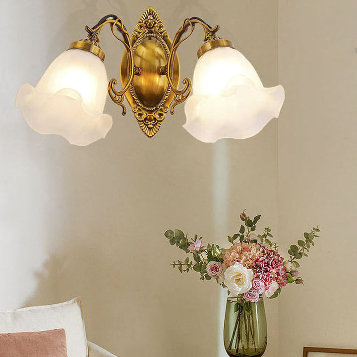 Traditionelle europäische Eisenglas-Blumen-2-Licht-Wandleuchter-Lampe für Wohnzimmer 