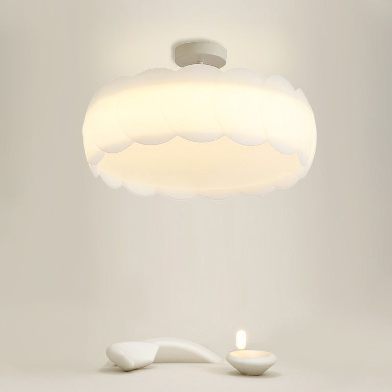 Moderne minimalistische cremefarbene runde Spitzen-Hardware PE LED Semi-Flush Mount Deckenleuchte für Schlafzimmer 