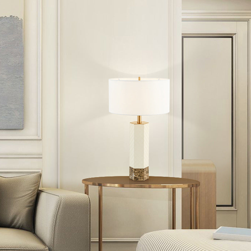 Moderne minimalistische sechseckige Säule rund Marmor Leder Stoff 1-Licht Tischlampe für Schlafzimmer 