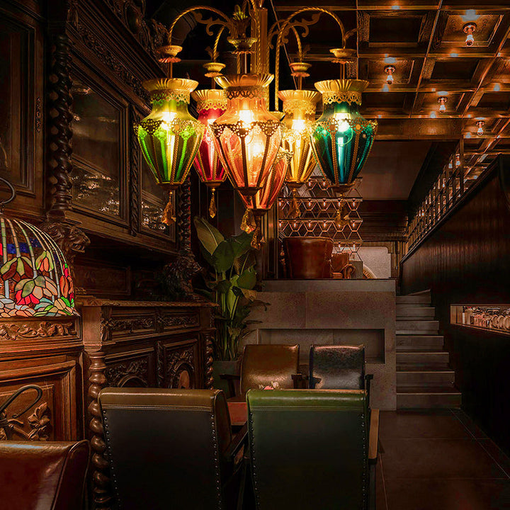 Traditioneller konischer Tiffany-Kronleuchter mit durchbrochener Schnitzerei aus Eisen und Glas mit 6 Lichtern für das Esszimmer 