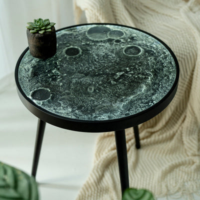 Mesa de café contemporánea redonda de resina y madera con superficie lunar para sala de estar 