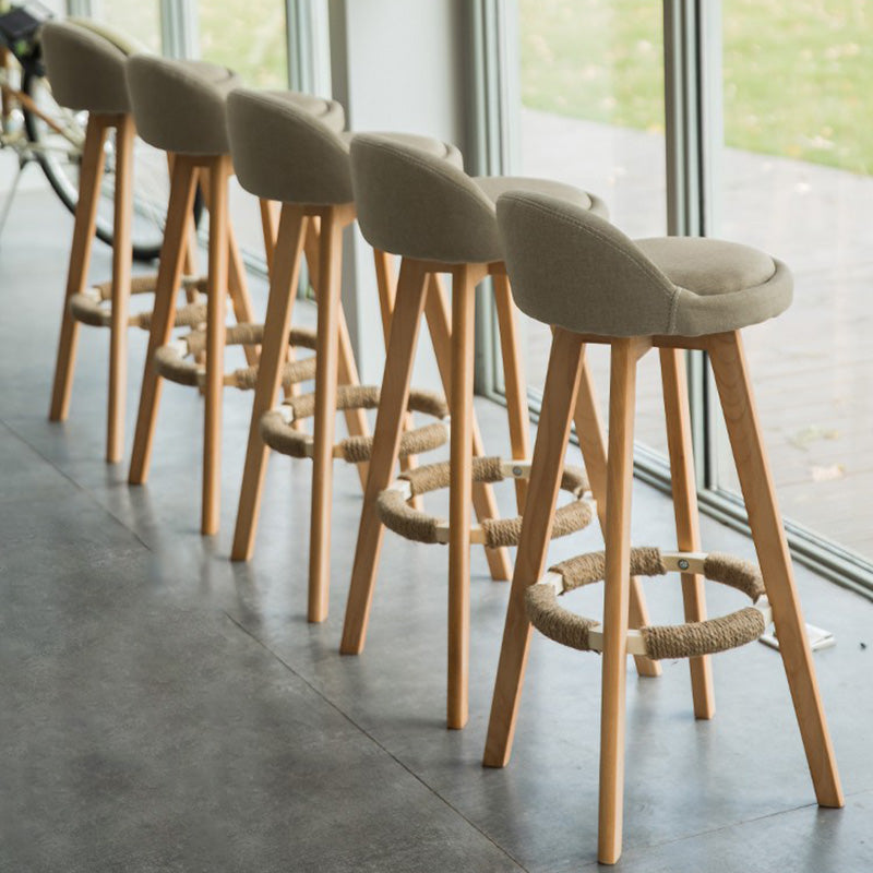 Tabouret de bar pivotant traditionnel vintage avec cadre en bois et tissu rond, dossier bas et repose-pieds pour salle à manger 