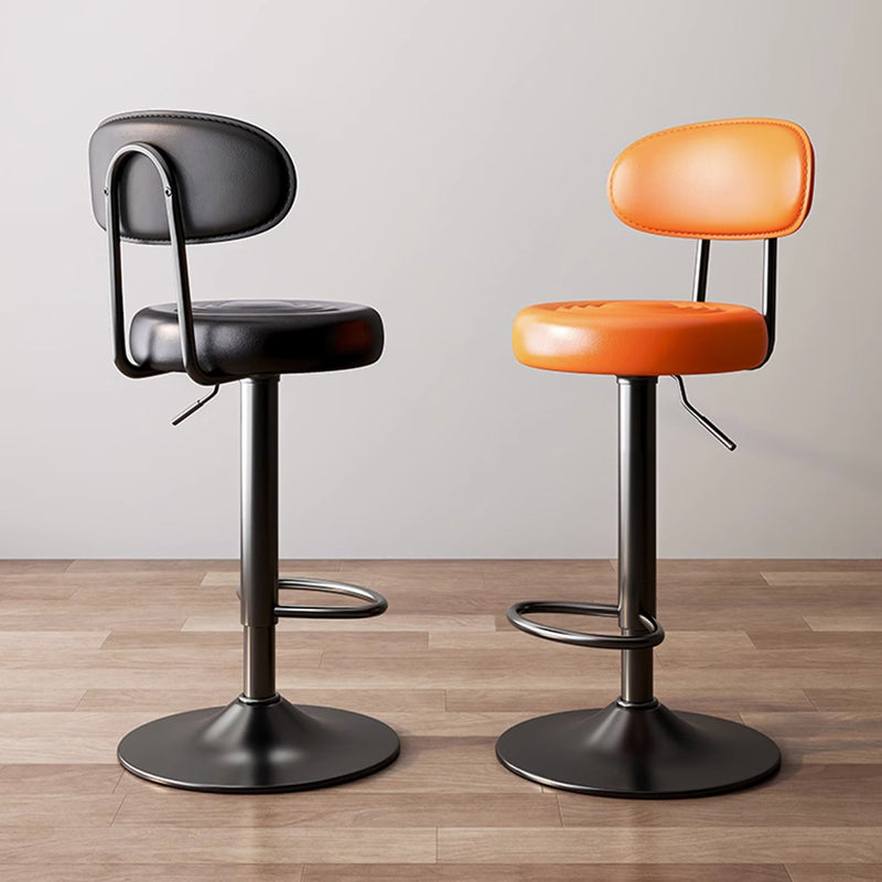 Moderner minimalistischer Barhocker mit runder gepolsterter Sitzfläche, geschwungener Rückenlehne, PU-Leder und Stahlgestell fürs Esszimmer 