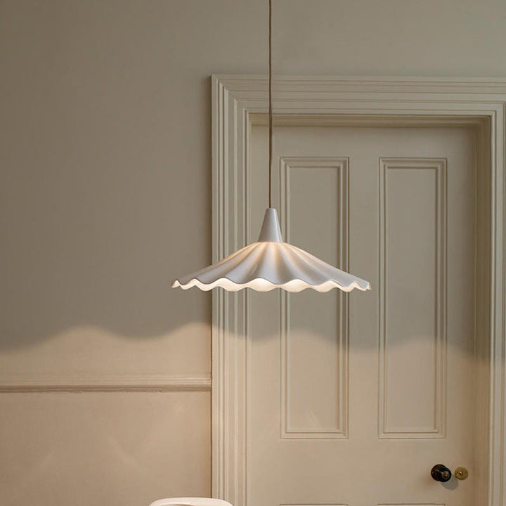 Moderne minimalistische runde plissierte Keramik 1-Licht Pendelleuchte für Wohnzimmer 