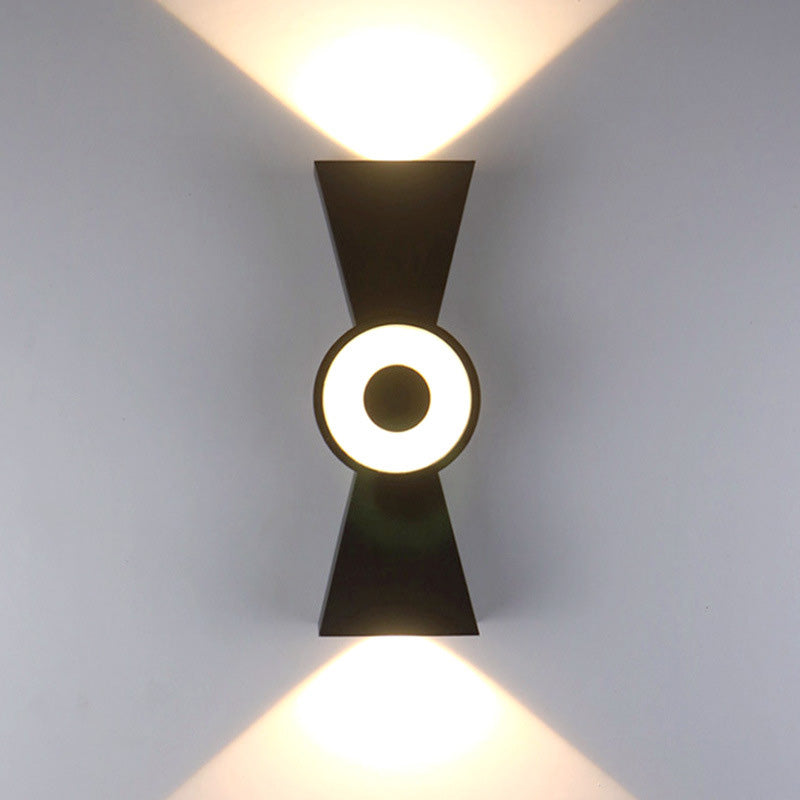 مصباح حائط LED من الألومنيوم على شكل عقدة صينية مقاوم للماء بتصميم بسيط حديث على شكل ساعة رملية للاستخدام في الفناء الخارجي 