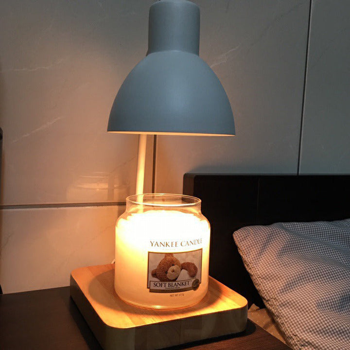 Lampe de table à une lumière avec abat-jour en dôme scandinave contemporain et base carrée en bois, effet cire fondue, pour chambre 