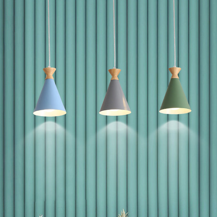 Zeitgenössische kreative Macaron Kegel Horn Hardware Gummi Massivholz 1-Licht Anhänger für Wohnzimmer 