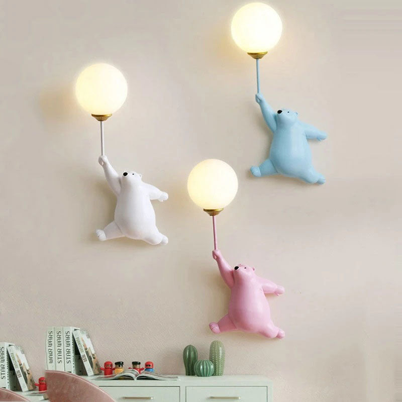 Zeitgenössische kreative Bärenharzglas 1-Licht-Wandleuchte für das Schlafzimmer 
