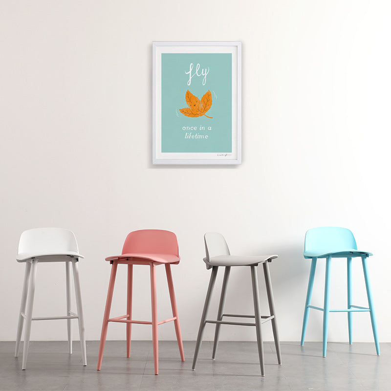Moderner minimalistischer rechteckiger Barhocker aus Kohlenstoffstahl mit Kunststofflehne für das Esszimmer 