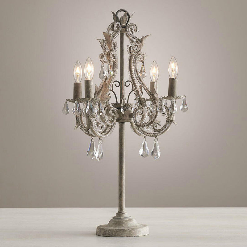 Zeitgenössische Boho Distressed Weiß Hardware Kandelaber Design Kristall Perle 4-Licht Tischlampe für Schlafzimmer 