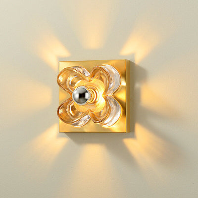 Moderne minimalistische runde quadratische Kleeblatt-Kupferglas-1-Licht-Wandleuchte für Schlafzimmer 