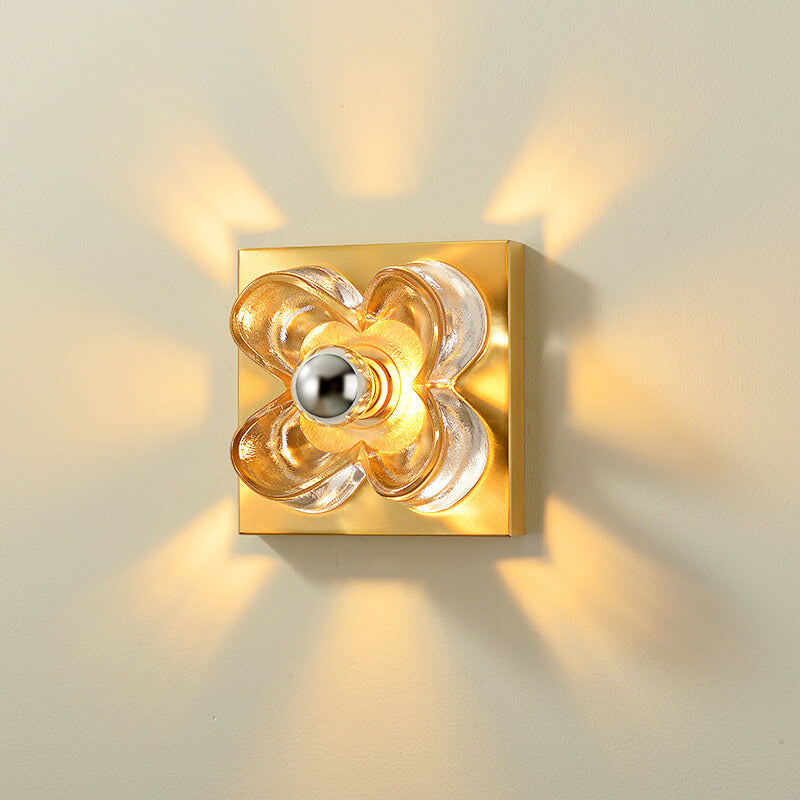 Moderne minimalistische runde quadratische Kleeblatt-Kupferglas-1-Licht-Wandleuchte für Schlafzimmer 