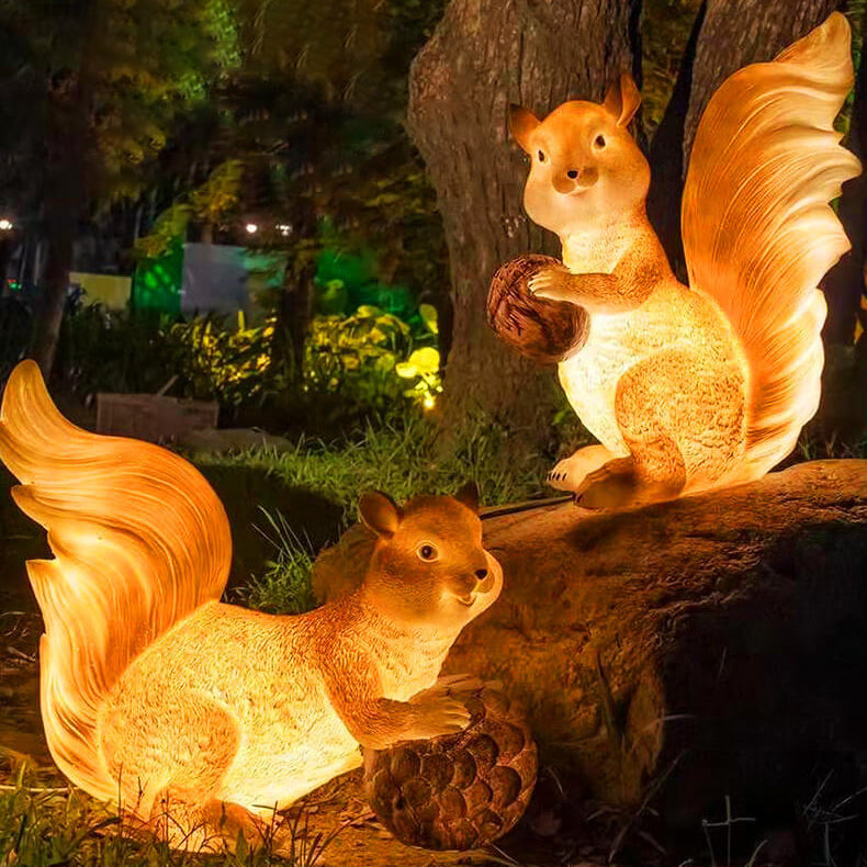 Zeitgenössische kreative Solar-Tier-Hasen-Eichhörnchen-Harz-Fiberglas-LED-Außenlandschaftsleuchte für den Garten 