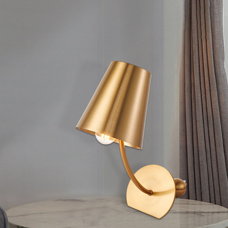 Zeitgenössische skandinavische trapezförmige Eisen-1-Licht-Tischlampe für das Schlafzimmer 