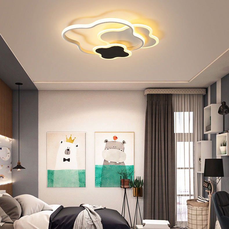 Zeitgenössische nordische Metall Acryl Wolke Vierblättriges Kleeblatt LED Unterputz Deckenleuchte für Schlafzimmer 