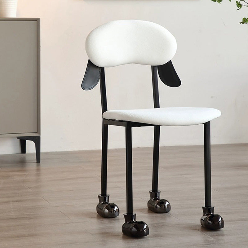Chaise contemporaine créative en forme de chiot en velours rembourré avec cadre en acier inoxydable, dossier ouvert et sans accoudoirs pour le salon 