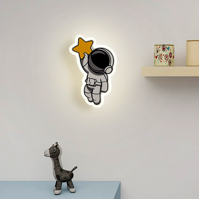 Applique murale LED en fer pour enfants avec astronaute de conte de fées en acrylique créatif contemporain pour chambre à coucher 