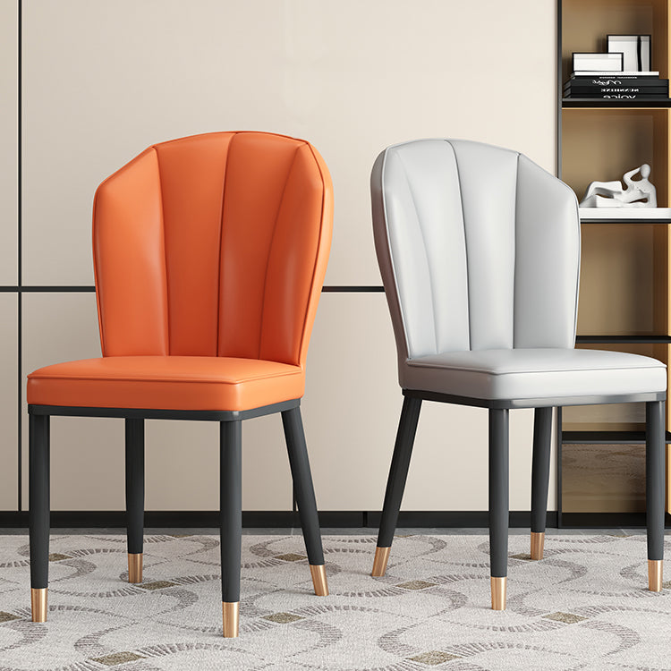 Chaise de salle à manger avec dossier en cuir moderne de luxe en acier au carbone et éponge, coque carrée pour salle à manger 