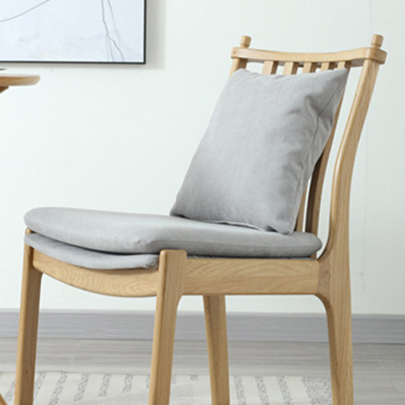 Chaise contemporaine scandinave carrée avec coussin rembourré en bois massif avec dossier et accoudoirs pour salon 