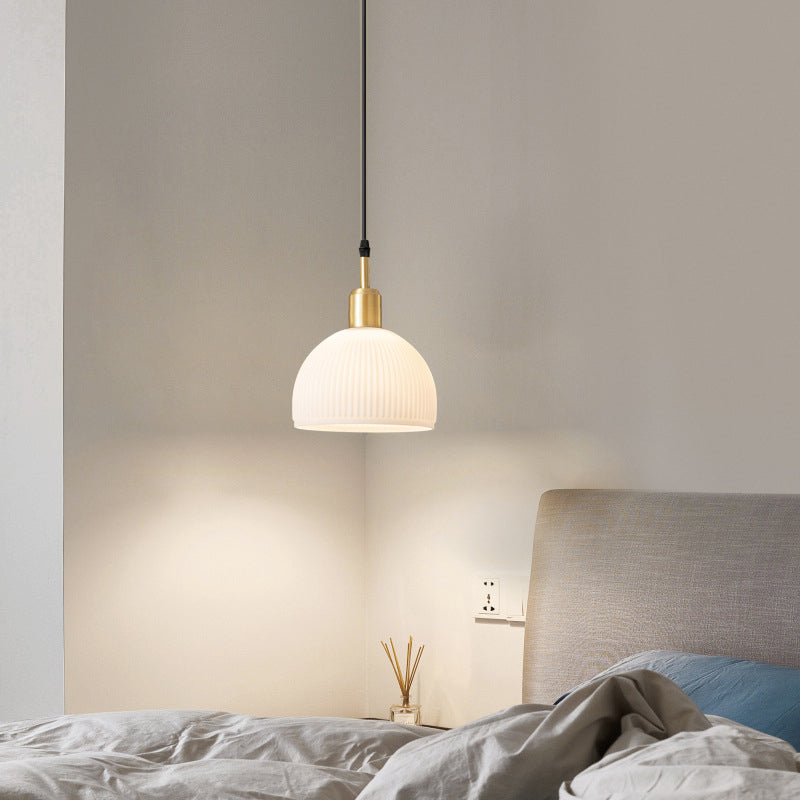 Luminaire suspendu à 1 lumière en verre nervuré rond avec cadre en laiton antique pour salle à manger 
