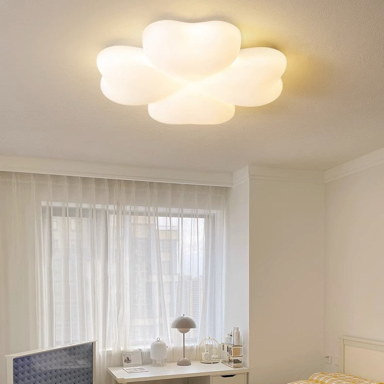 Plafonnier LED à montage affleurant en fer PE trèfle à quatre feuilles de simplicité contemporaine pour salon 