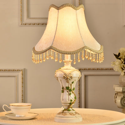 Lampe de table à une lumière avec vase en tissu résiné fer traditionnel européen peint à franges pour chevet 