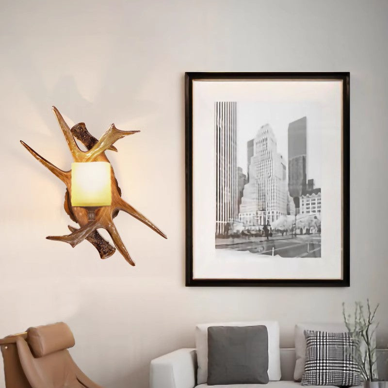 Aplique de pared de 1 luz con pantalla de vidrio de imitación de asta de resina creativa contemporánea para sala de estar 