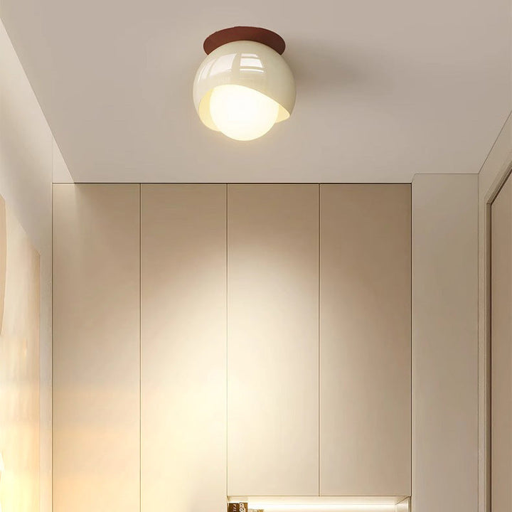 Plafonnier semi-encastré contemporain en fer crème français avec abat-jour sphérique en verre à 1 lumière pour couloir 