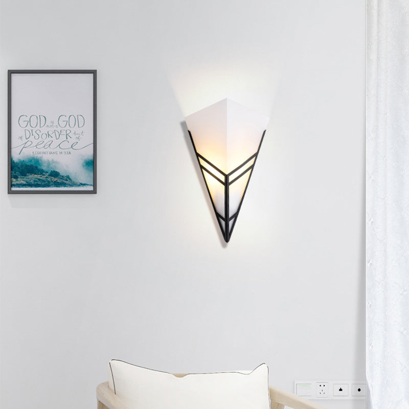 Applique murale contemporaine nordique en fer et acrylique en triangle inversé à 1 lumière pour salon 