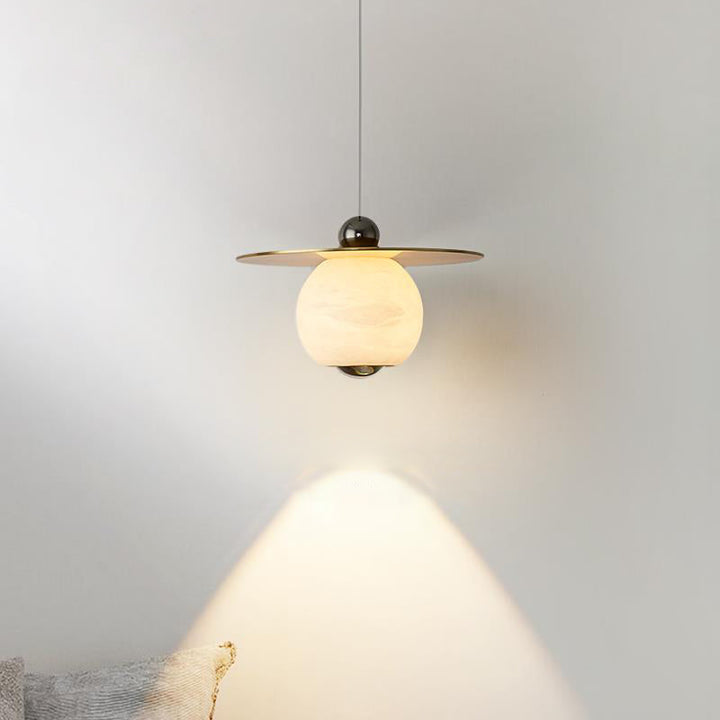 Suspension LED avec abat-jour sphérique en marbre d&