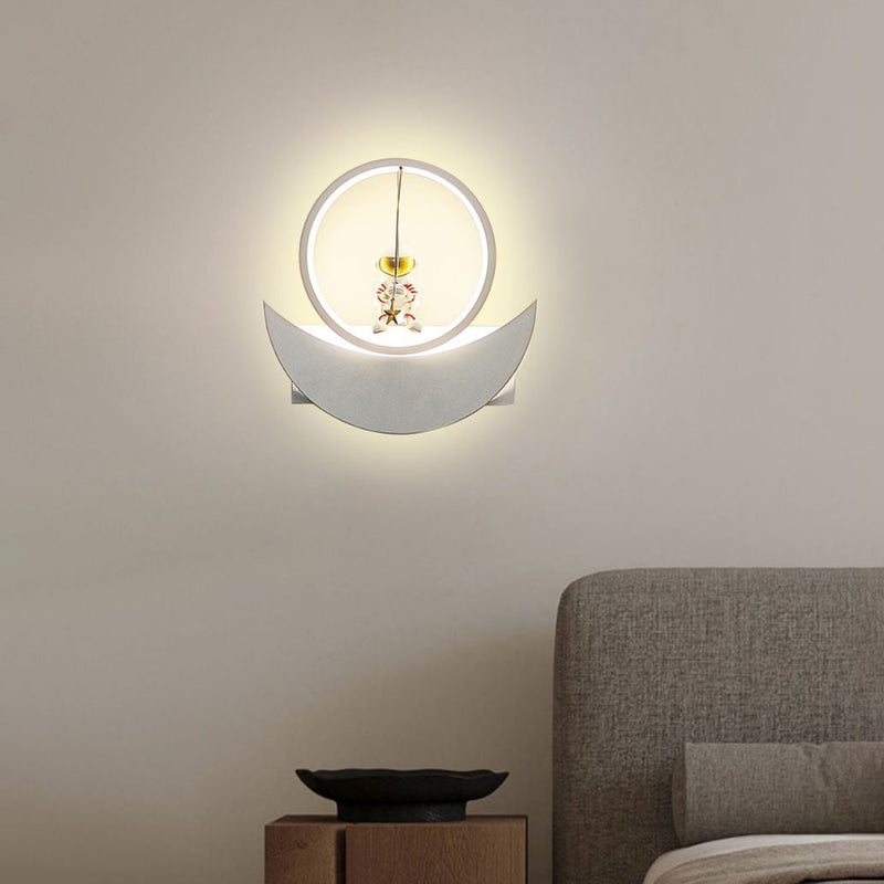 مصباح حائط للأطفال LED بظل من الألومنيوم والحديد المستدير على شكل رائد فضاء من الراتنج الإبداعي المعاصر لغرفة النوم 