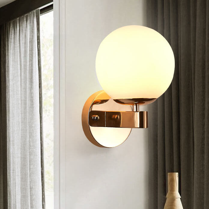 Zeitgenössische skandinavische Milchweiße Glas-Kugel-Schirm Eisenbasis 1-Licht Wandleuchte für Wohnzimmer 