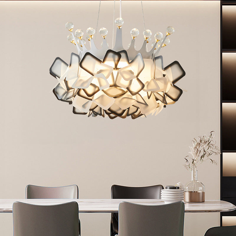 Zeitgenössische kreative Hardware Crown Decor PVC Petal Shade LED Pendelleuchte für Wohnzimmer 