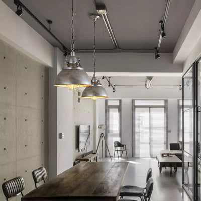 Zeitgenössische industrielle Retro-Pendelleuchte im Used-Look aus grauem Aluminium mit halbrundem Schirm und 1 Licht für Unterhaltungsräume 