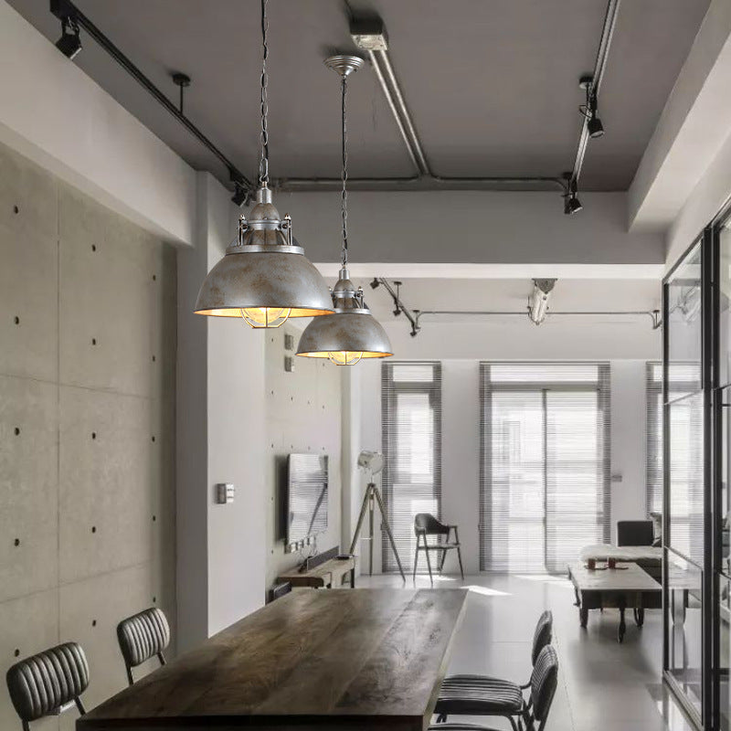 Zeitgenössische industrielle Retro-Pendelleuchte im Used-Look aus grauem Aluminium mit halbrundem Schirm und 1 Licht für Unterhaltungsräume 