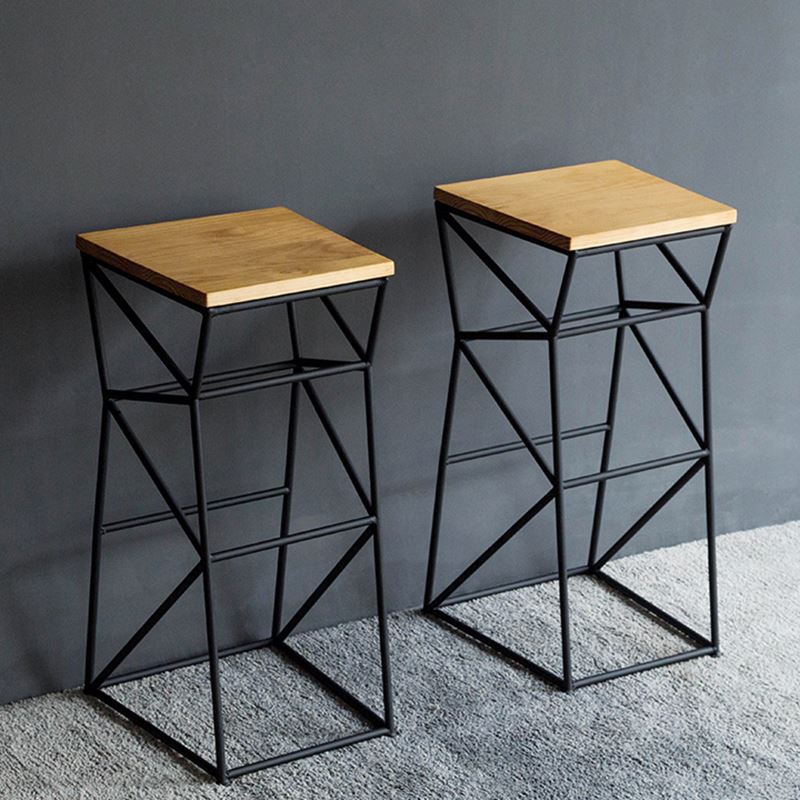 Reposapiés cuadrado de taburete de bar con marco geométrico de hierro y madera contemporánea para comedor 