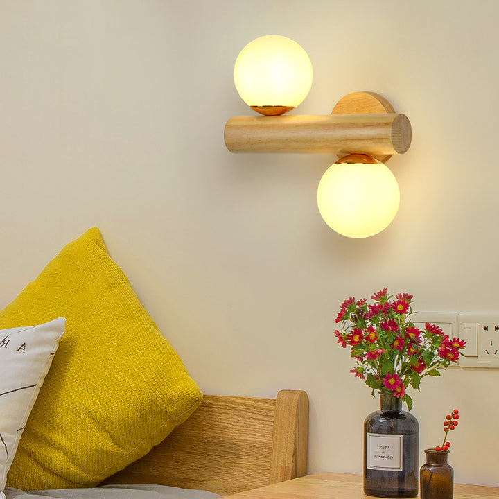 Zeitgenössische skandinavische Zylinderkugel-Wandlampe aus Gummibaumholz mit Glas und 2 Lichtern für das Schlafzimmer 