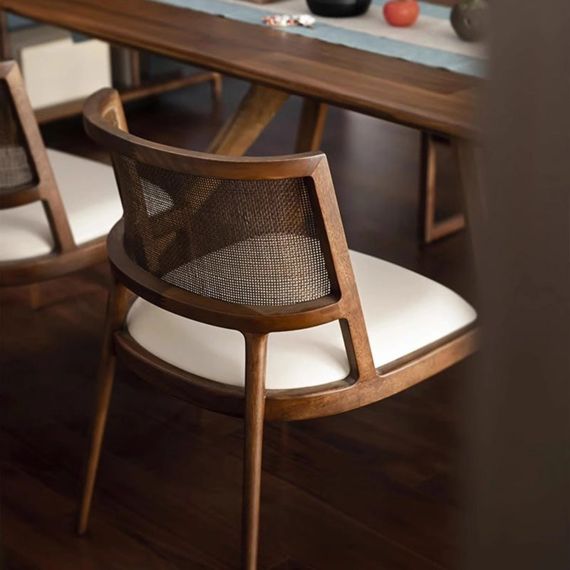 Silla de comedor de madera tapizada en cuero de microfibra cuadrada retro contemporánea con respaldo de ratán para comedor 