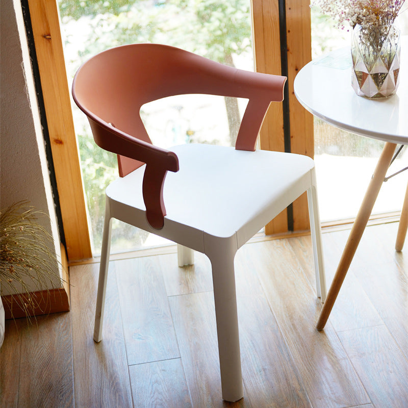 Chaise de salle à manger en plastique trapézoïdale minimaliste moderne avec dossier et accoudoirs pour salle à manger 