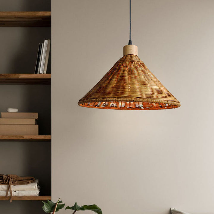 Moderne skandinavische Pendelleuchte mit Rattangeflecht, Eisen und Holz in Kegelform, 1-flammig, für das Wohnzimmer 