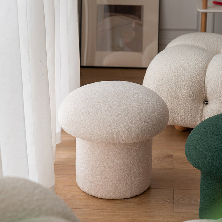 Moderner minimalistischer Zylinder-Hocker in Pilzform aus Sherpa-Fleece und Holz für den Schminktisch im Schlafzimmer 