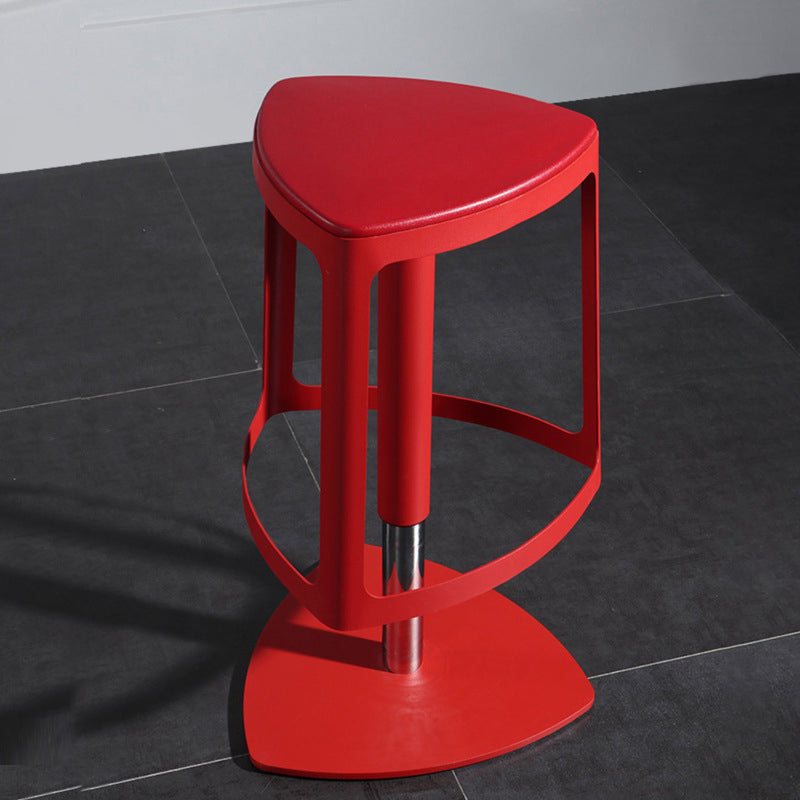 Zeitgenössischer, schlichter Drehschemel mit dreieckiger Sitzfläche aus Kunstleder, Eisen, höhenverstellbar, mit Fußstütze für das Wohnzimmer 