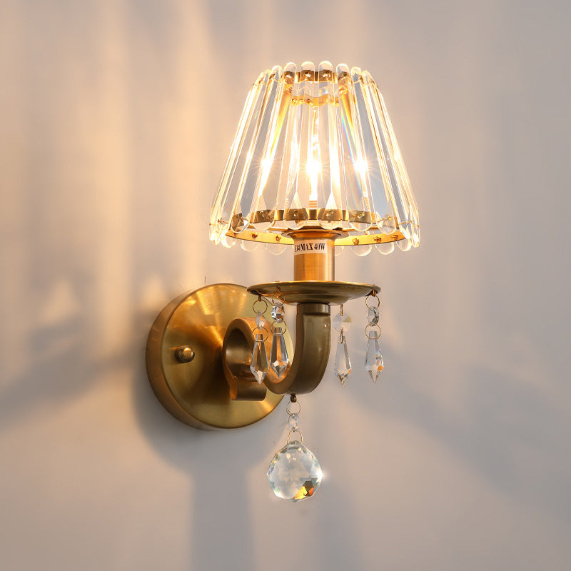 Applique murale contemporaine de luxe avec cadre finition dorée et abat-jour en cristal à 1 lumière pour salon 