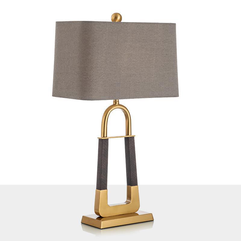 Moderne minimalistische Dreieck Rechteck Hardware Stoff 1-Licht Tischlampe für Schlafzimmer 